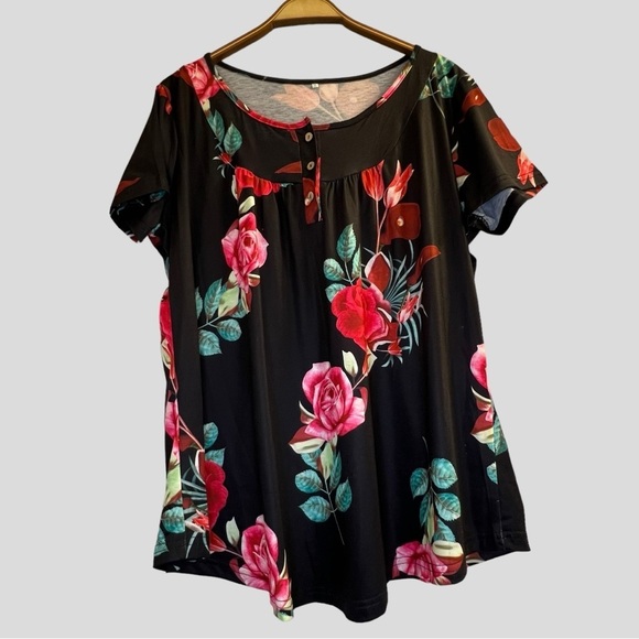 Tops - Women’s Floral Tee Black Size 2X